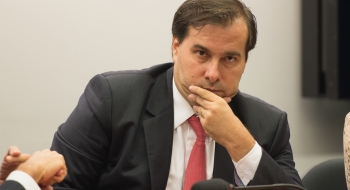 Maia adia para próxima terça votação da PEC que altera regras para eleições